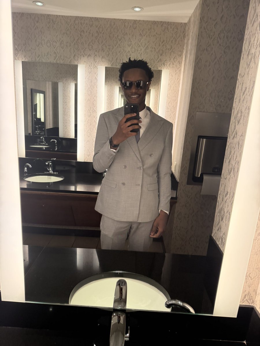 untilnexttime_1's tweet photo. Prom was cool https://t.co/gGuw7UYrXq