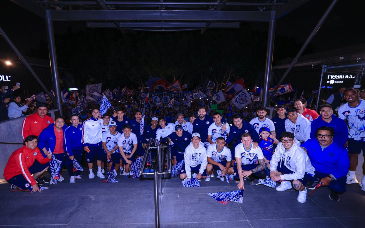 CruzAzul's tweet photo. 🎶 LOS QUE CANTAN CON PASIÓN 🎶
💙 LOS QUE PONEN CORAZÓN 💙

JUNTOS POR EL PASE A LA FINAL. 🚂 https://t.co/Zbt8ezEp3O