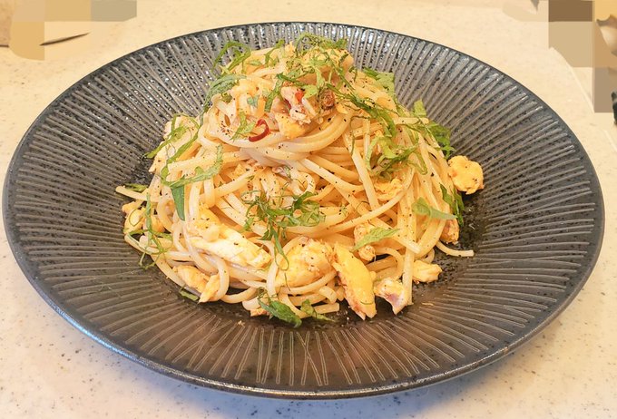 頂いたお皿に盛り付けた料理1号なのでせっかくだしということでこっちにも、塩焼きチヌの和風ペペロンチーノを… 