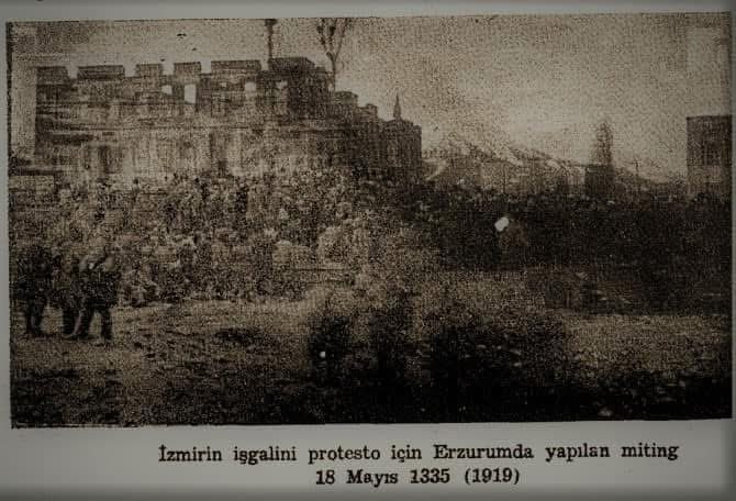15 Mayıs 1919’da İzmir’in Yunanlılar tarafından işgal edilmesi üzerine “İzmir’in kaderi Erzurum’un kaderinden ayrı düşünülemez diyen” ve 18 Mayıs 1919’da bu işgali protesto eden bir avuç Erzurumlu var bu fotoğrafta.
O günlerde Erzurum harap,Erzurumlu perişan...
