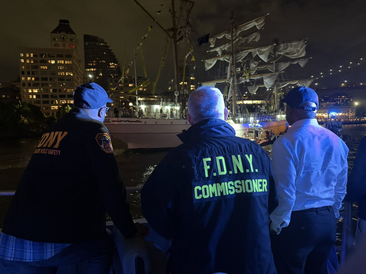 kazdaughtry's tweet photo. A devastating scene tonight as a Mexican Navy ship struck the Brooklyn Bridge, injuring several people. We were on scene with NYC’s Public Safety leadership as @FDNY, @NYPDnews, and @nycemergencymgt responded swiftly and in full coordination.

This level of preparedness reflects the leadership of @NYCMayor Adams’ administration. Our thoughts are with those injured and their families. We’re praying for a full recovery—and remain grateful to the heroes who answered the call tonight, as they do every night. We’ll continue to update the public as more information becomes available.