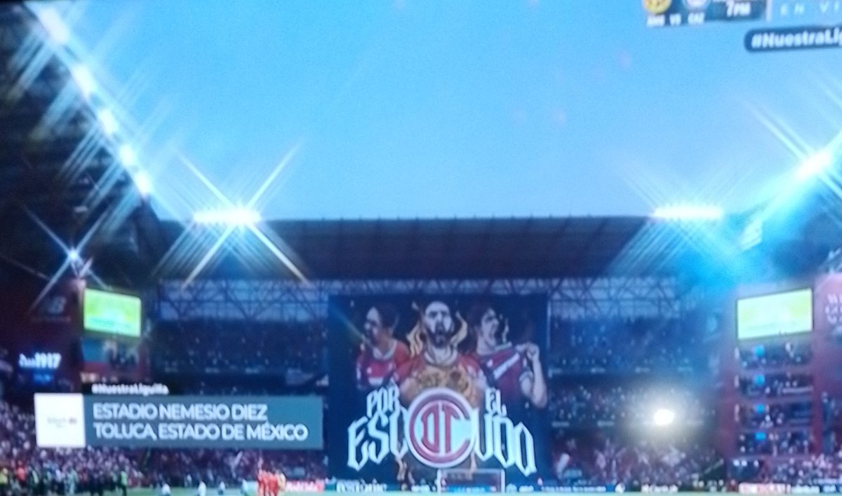 Daviddialectica's tweet photo. @DavidFaitelson_ Muy inteligente que la Directiva de los Diablos y/o Protección Civil, ya no hayan autorizado el uso de pirotecnia a nivel de campo, junto a la manta gigante, como en el partido anterior.

La pirotecnia se activo desde el techo del Estadio🏟  👏🏻👏🏻👏🏻 https://t.co/9JCnjdURTu