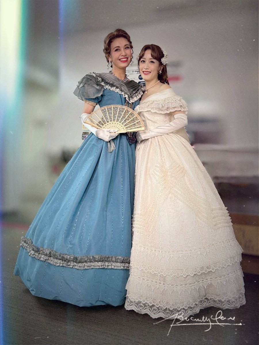 #ミュージカルフランケンシュタイン
ラスト５公演！
本日は12時半公演です🐻
📸花乃まりあちゃん✨️
私達いつも、貴族で登場前にまぁちゃんとハグしてるんです🥰舞台上では色々あるけど⚡️袖では仲良し♥
花乃ちゃんの華奢な身体から出るあのカトリーヌのパワーにいつも痺れています♥