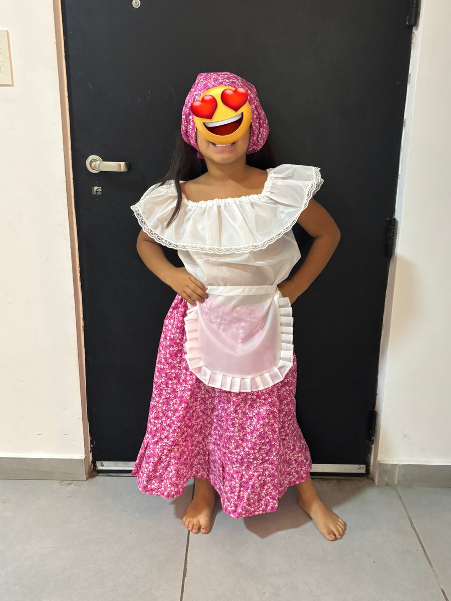 natalitttta's tweet photo. S nos contó que su mamá le pegaba a su hermanita bebé cuando le daba la teta y que su hermano mayor (en ese entonces de 9 años) la rescataba y la hacía dormir. A veces, me pongo a pensar cuánto dolor uno es capas de soportar. Estos niños, vivieron lo peor de lo peor. El desprecio, el desamor, el castigo, la violencia. Después de todo ese dolor, todos y cada uno de ellos decidieron vivir de otra forma y cada día de sus vidas se esfuerzan para superarlo. S lloraba en silencio porque antes en su casa no podía llorar porque si lloraba la castigaban. 
Como no vamos a desvivirnos para mostrarle que las infancias se cuidan y protegen? Como no vamos a desvivirnos por demostrarles que hay otras formas de amar? Hoy llora, grita, se descarga. Le enseñamos que llorar hace bien y que si llora ahí vamos a estar nosotros para ella. S pintaba todo negro cuando llegó y hoy pinta de todos los colores. S no dormía en la noche de corrido y hoy se duerme después de un cuento hasta el otro día a las 9 o 10 am. Hoy S eligió su primer disfraz de paisana. Se lo probó, se sacó fotos y practicó su baile para el miércoles que la tiene muy emocionada y ansiosa. 
Hoy, S dijo “yo no tengo mamá, pero tengo a Nati” y mi pecho se infló de amor y emoción. 
Gracias a ustedes por leerme y acompañarnos 💫.