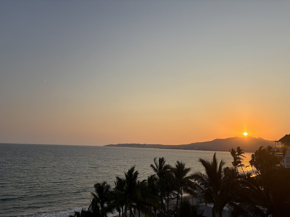 Tu luz se apagó el día de hoy querido Álvaro, tu luz seguirá guiando y alumbrando con la actitud  optimista que nos obsequiaste en cada momento