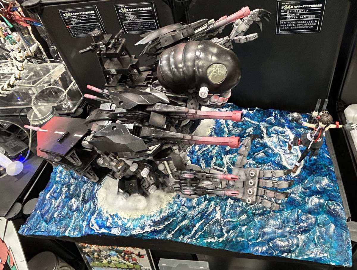 nogiguchi23's tweet photo. 深海棲艦vs時雨ジオラマ全景
ゴジラ映画を見ながら海面作りました
改三まで改装した時雨ならクリティカルで吹き飛ばしてくれることでしょう多分
 #静岡ホビーショー2025 https://t.co/61ytnXjT3w