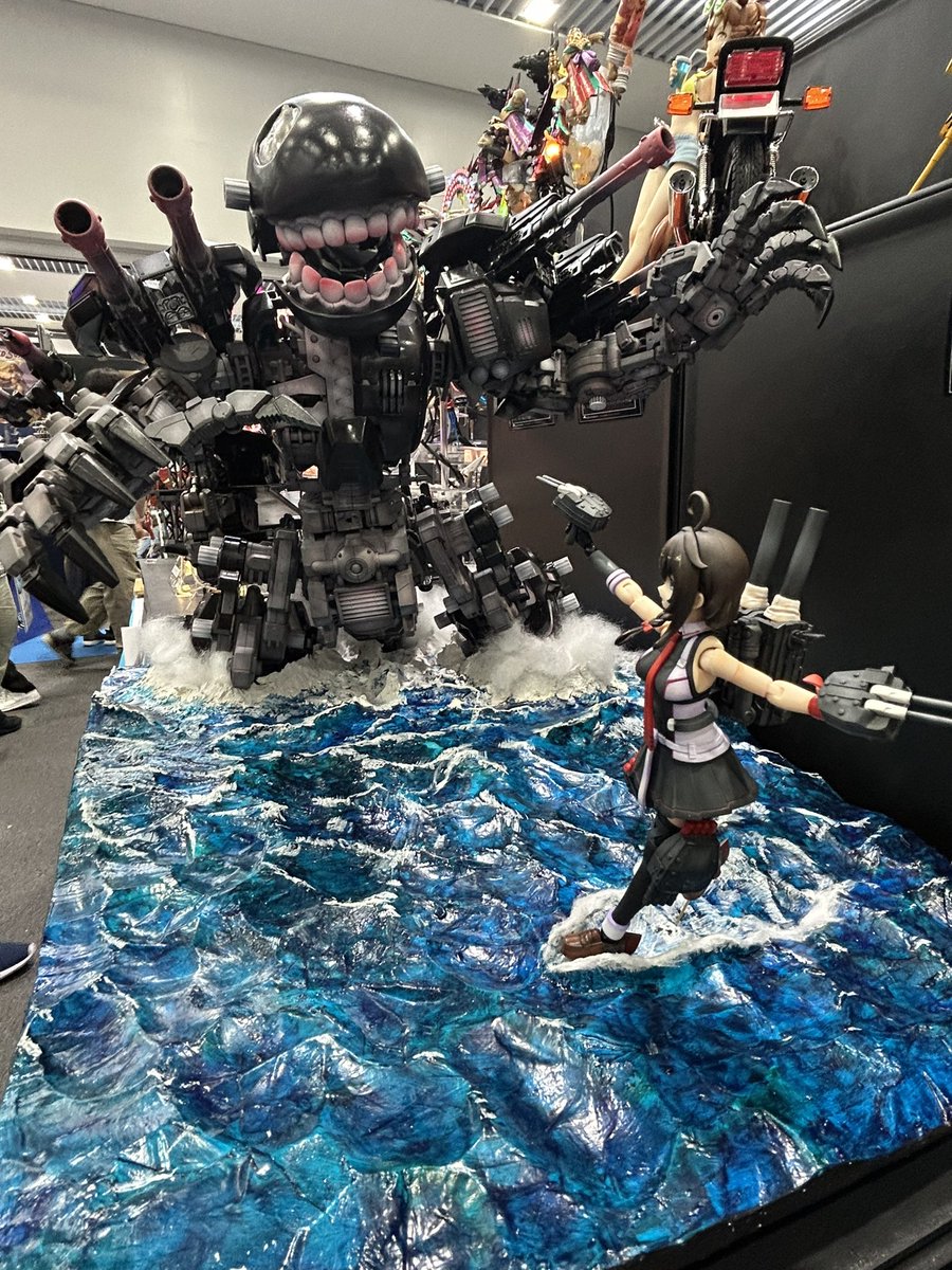 nogiguchi23's tweet photo. 深海棲艦vs時雨ジオラマ全景
ゴジラ映画を見ながら海面作りました
改三まで改装した時雨ならクリティカルで吹き飛ばしてくれることでしょう多分
 #静岡ホビーショー2025 https://t.co/61ytnXjT3w