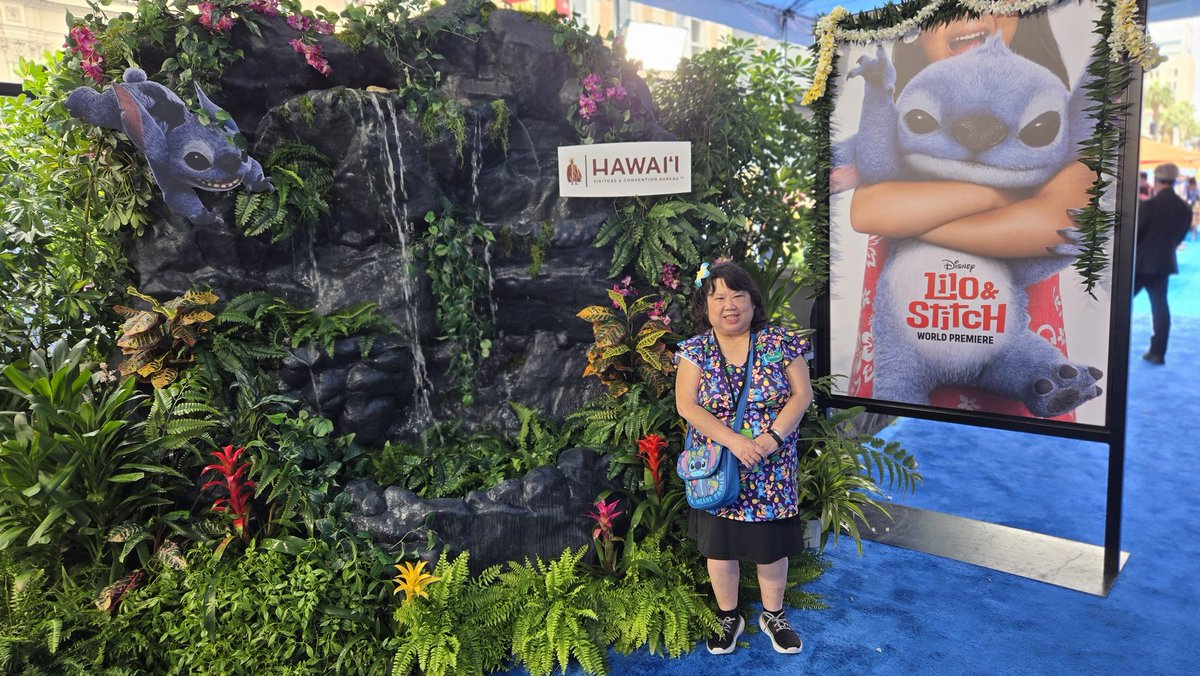 CynthiaS515's tweet photo. Nothing but aloha on the blue carpet for #LiloandStitch with my #Disney Special Events ohana!  😊 https://t.co/4lyifMcfwy