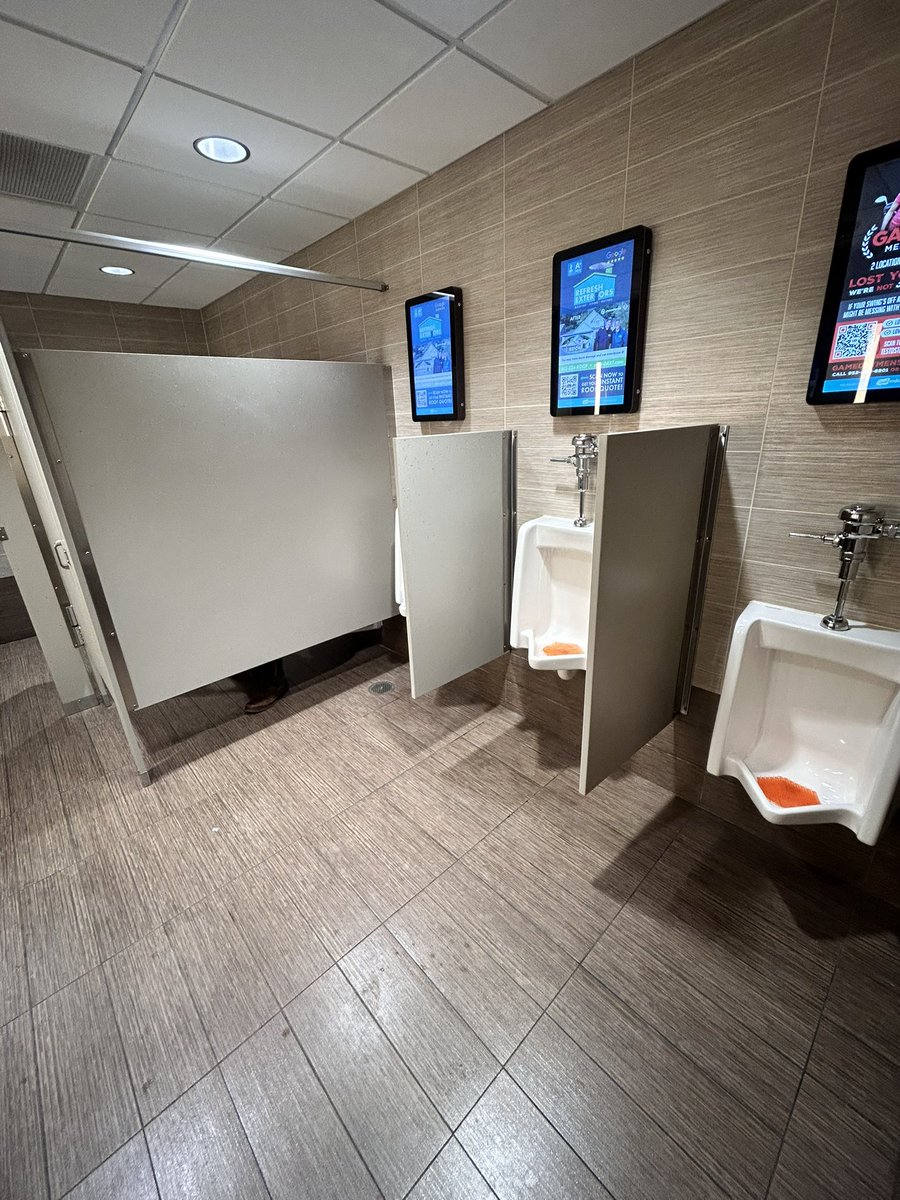 JimmyHawthorn's tweet photo. Need help. Which stall are you taking here? I decided to go middle. Not the conventional pick but the feet in the stall was throwing me off and affecting my pick https://t.co/7zVsfOPkhY