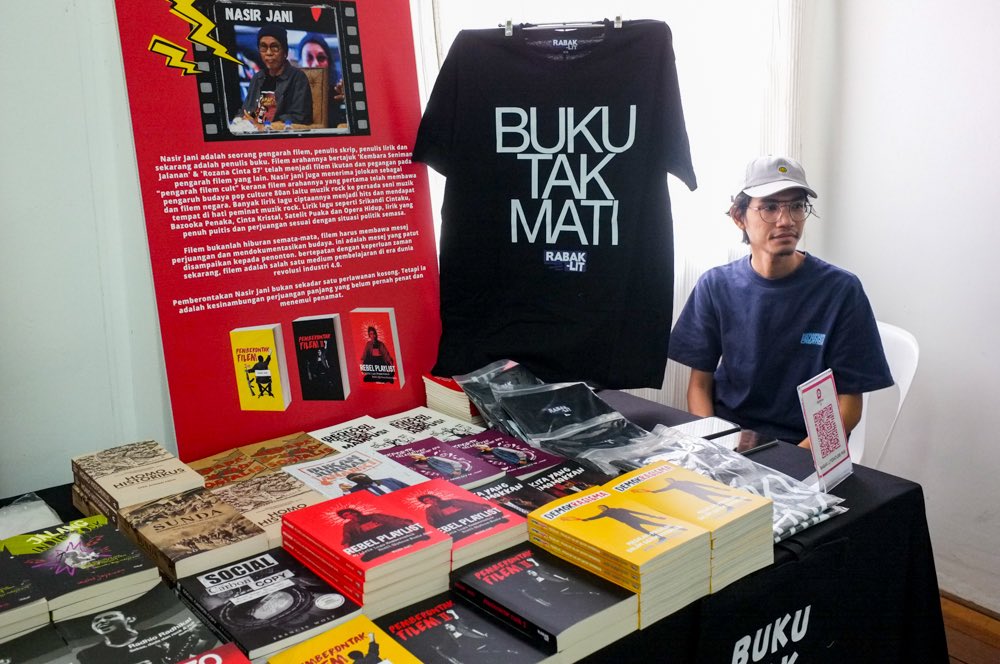 Story Of Books (@story0fbooks) on Twitter photo <a href="/projekrebel/">projekrebel</a> <a href="/projekrabak/">Projek Rabak</a> <a href="/mohdjayzuan/">Mohd Jayzuan ู
ุญู
ุฏ ุฌุงูุฐูุงู</a> <a href="/portipoh_/">PORT IPOH</a> <a href="/MohKeIpoh/">Mohhh!</a> <a href="/KintaZineClub/">Kinta Zine Club โ</a> These are publishers that are inclined to cross borders with their ideas โ and are probably curious of yours. They came from Kuala Lumpur, Selangor, Perak and Penang. Story Of Books represented our hometowns, London, UK and Seri Manjung, Perak.
#IABF2025
storyofbooks.co.uk/2025/05/17/stoโฆ <a href="/projekrebel/">projekrebel</a> <a href="/projekrabak/">Projek Rabak</a> <a href="/mohdjayzuan/">Mohd Jayzuan ู
ุญู
ุฏ ุฌุงูุฐูุงู</a> <a href="/portipoh_/">PORT IPOH</a> <a href="/MohKeIpoh/">Mohhh!</a> <a href="/KintaZineClub/">Kinta Zine Club โ</a> These are publishers that are inclined to cross borders with their ideas โ and are probably curious of yours. They came from Kuala Lumpur, Selangor, Perak and Penang. Story Of Books represented our hometowns, London, UK and Seri Manjung, Perak.
#IABF2025
storyofbooks.co.uk/2025/05/17/stoโฆ