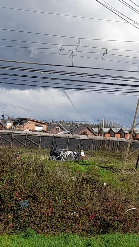 Red Geocientífica de Chile (@redgeochile) on Twitter photo 🌪️Gracias a un reporte compartido en un grupo de junta de vecinos de la ciudad de Los Ángeles, Biobío, junto con la confirmación de un vídeo mostrado por <a href="/Sepulinares/">Alejandro Sepúlveda Jara</a> en Meganoticias, se puede confirma el primer tornado de este año, ocurrido durante la tarde de hoy.
De momento, 🌪️Gracias a un reporte compartido en un grupo de junta de vecinos de la ciudad de Los Ángeles, Biobío, junto con la confirmación de un vídeo mostrado por <a href="/Sepulinares/">Alejandro Sepúlveda Jara</a> en Meganoticias, se puede confirma el primer tornado de este año, ocurrido durante la tarde de hoy.
De momento,