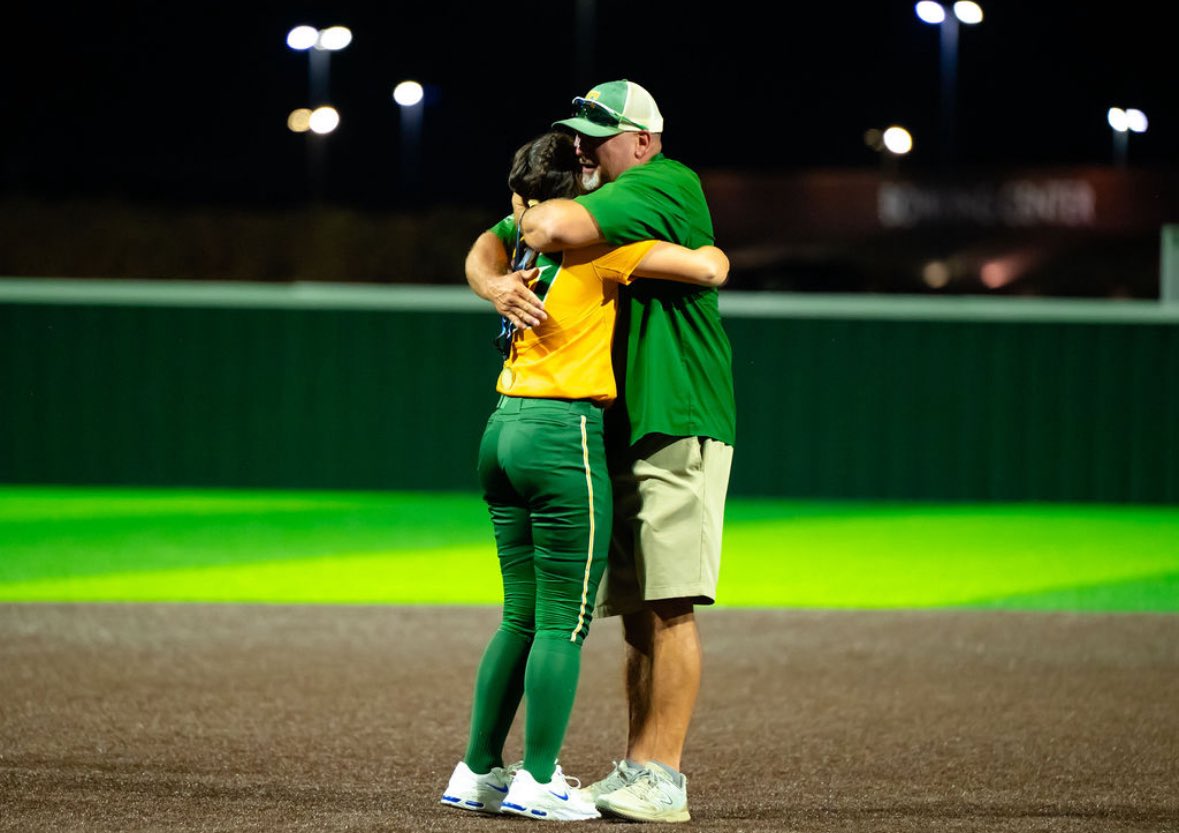 ReaganDominic27's tweet photo. 2025 Class B Slowpitch State Champions! So incredibly blessed to have been able to play with these girls this year and win back to back state titles!! I can’t wait for this fall and my senior season!💚💛  #outworkeverybody #provethemwrong @JessicaRenaae https://t.co/YZJhI2ijWk