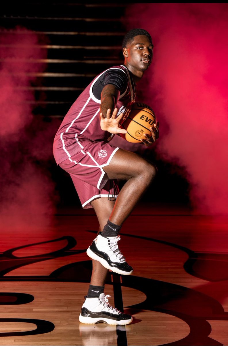 MaroonsHoops's tweet image. Congratulations to the Class of 2025, especially our two guys: Cole and DaShaun! @diffywoo