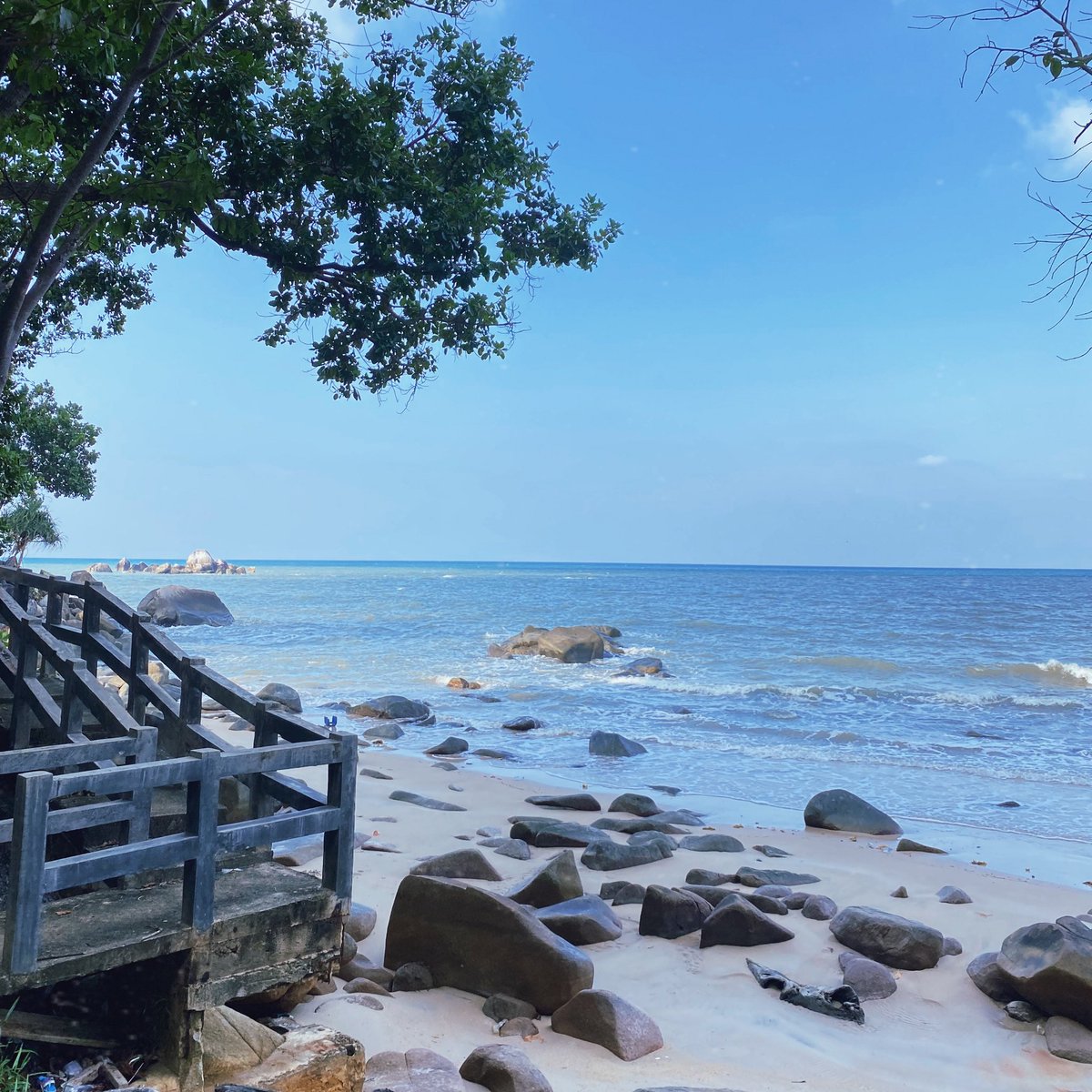 dinidannisa's tweet photo. ayo semua explore the prettiest Belitung💛 https://t.co/80vmV7eByD