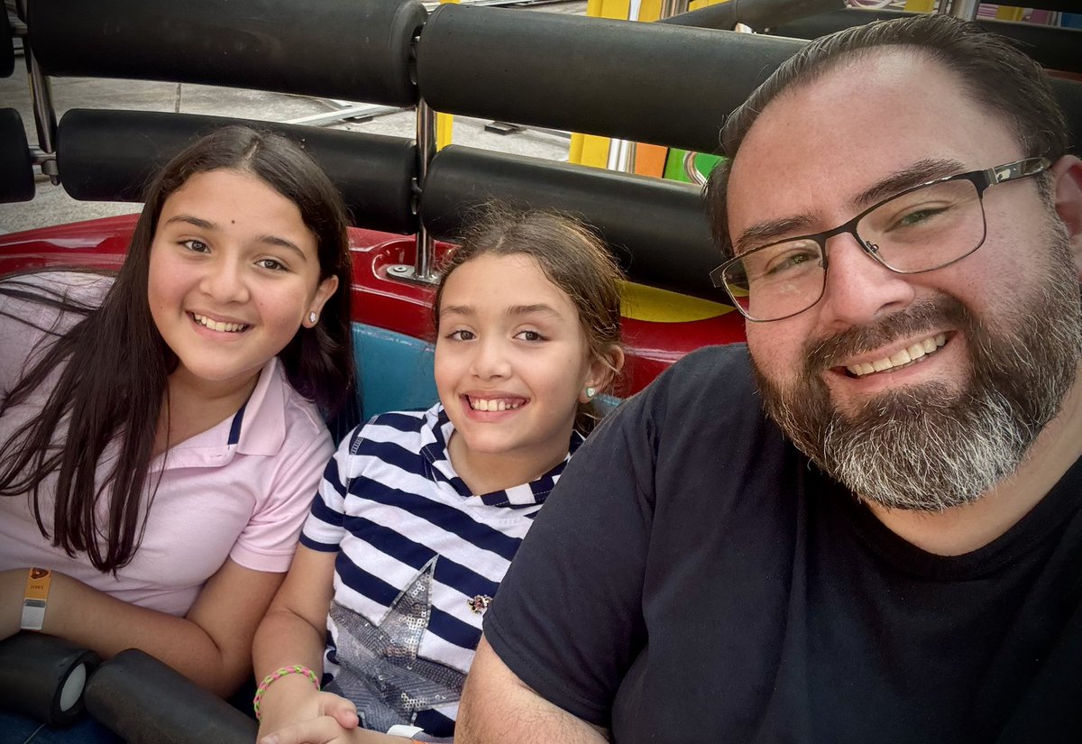 Una tarde con ellas…
Risas que llenan el alma, juegos que se vuelven recuerdos y abrazos que no quiero soltar.

Compartimos una tarde de diversión y alegría con Rebeca y Lucía; y mientras las veo correr, reír y soñar, también veo cómo crecen.