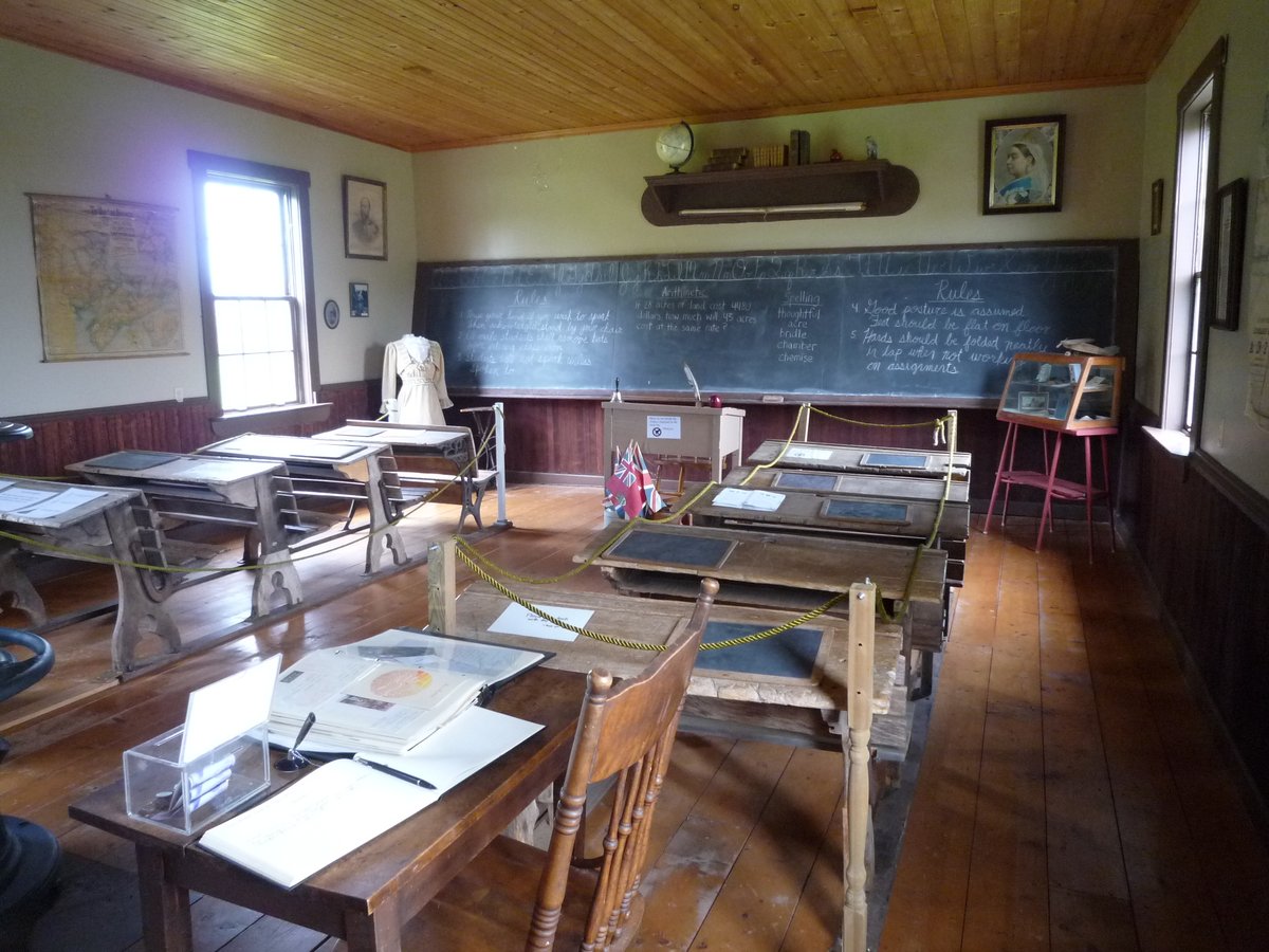 モンゴメリが20代に教えた学校。プリンス・エドワード島ロウアー・ベデーク。私の『赤毛のアン』ツアーでご案内します。 ここで書いた日記が、アンが教師になる第2巻『アンの青春』に使われています。  日本初の全文訳『アンの青春』257項目の訳註、地図、写真付き。文春文庫 amzn.to/37KMJ8M