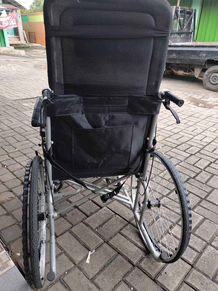 L14_8598's tweet photo. Halo siapa tau ada berminat, aku mau jual meja, kursi dan kursi roda. Untuk meja dan kursi bisa co Oren. Untuk kursi roda kalau mau ambil di tempat boleh ya, aku dom Bogor kota. https://t.co/tuqplK899z