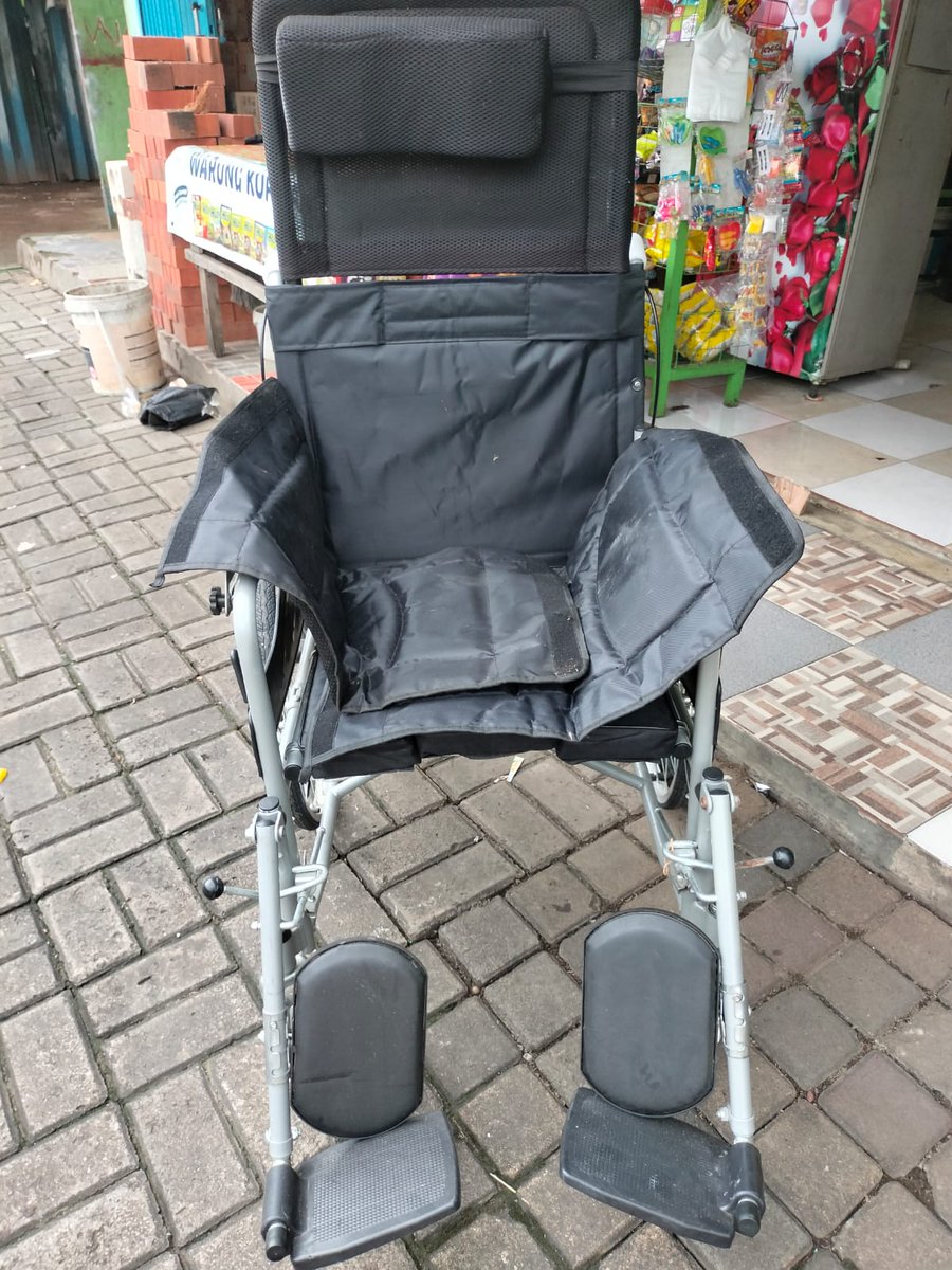 L14_8598's tweet photo. Halo siapa tau ada berminat, aku mau jual meja, kursi dan kursi roda. Untuk meja dan kursi bisa co Oren. Untuk kursi roda kalau mau ambil di tempat boleh ya, aku dom Bogor kota. https://t.co/tuqplK899z