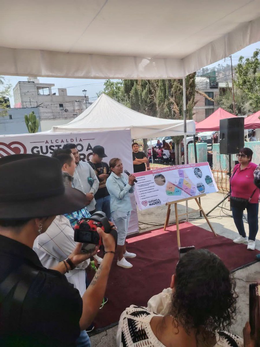 SomosMasPANCDMX's tweet photo. ¡Seguimos #Enchulando #SantaIsabelTola! 🧹
Hoy, junto con personal de la @TuAlcaldiaGAM, realizamos poda, limpieza, arreglo de banquetas y pintura en diferentes puntos de la colonia.
Vamos por un entorno más digno y bonito para todas y todos. 💙

#TeamLM
#OrgulloMaderense https://t.co/2JQIoaJv4F