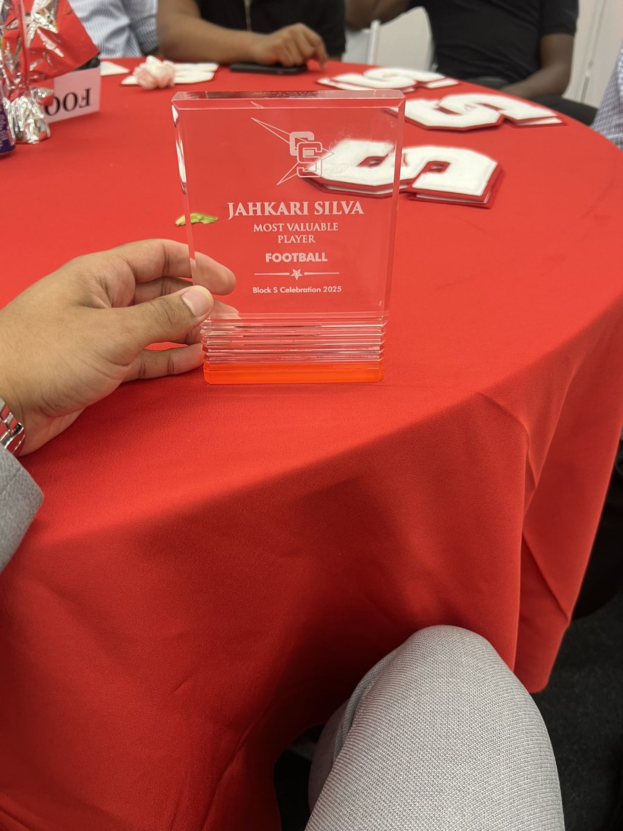 JahkariSilva's tweet photo. #AGTG  All glory to God and thank you to my coaches for unanimously selecting me as MVP. Didn’t expect this one as a junior but I’m so grateful to be recognized for my continuous hard work and effort. MORE TO COME DONT DOUBT 💯 #PILOTSUP #MVP #co26  #footballMVP https://t.co/TQEJAMCrMB