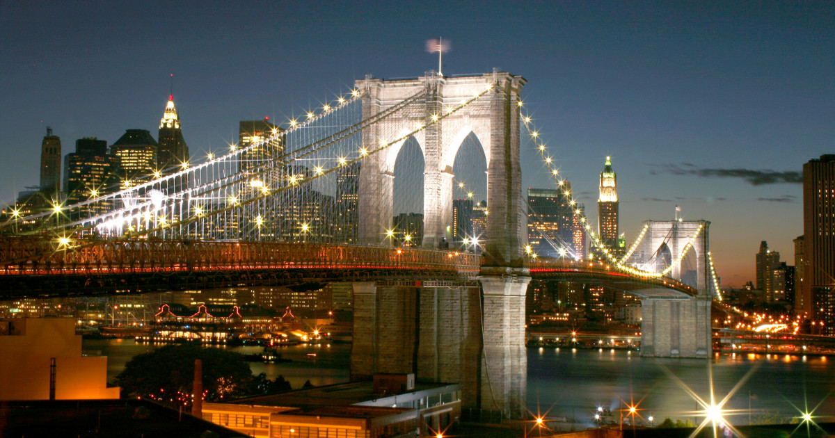 Telemundo's tweet image. 🚨 #ÚLTIMAHORA | Un velero de la Marina de México choca contra el Puente de Brooklyn. Autoridades mexicanas y locales investigan los daños.
trib.al/LBwjf8P