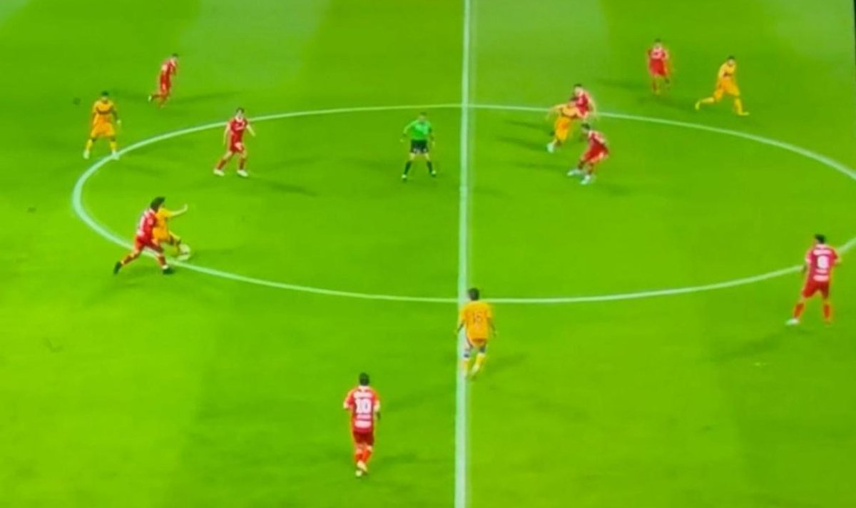 pacochaconmx's tweet photo. Partido @TolucaFC vs @TigresOficial el árbitro VAR, hace su trabajo con las herramientas que le dan, los vectores es una tecnología de tercer mundo, en esta toma no parece que exista fuera de juego. https://t.co/lakImj5lSS