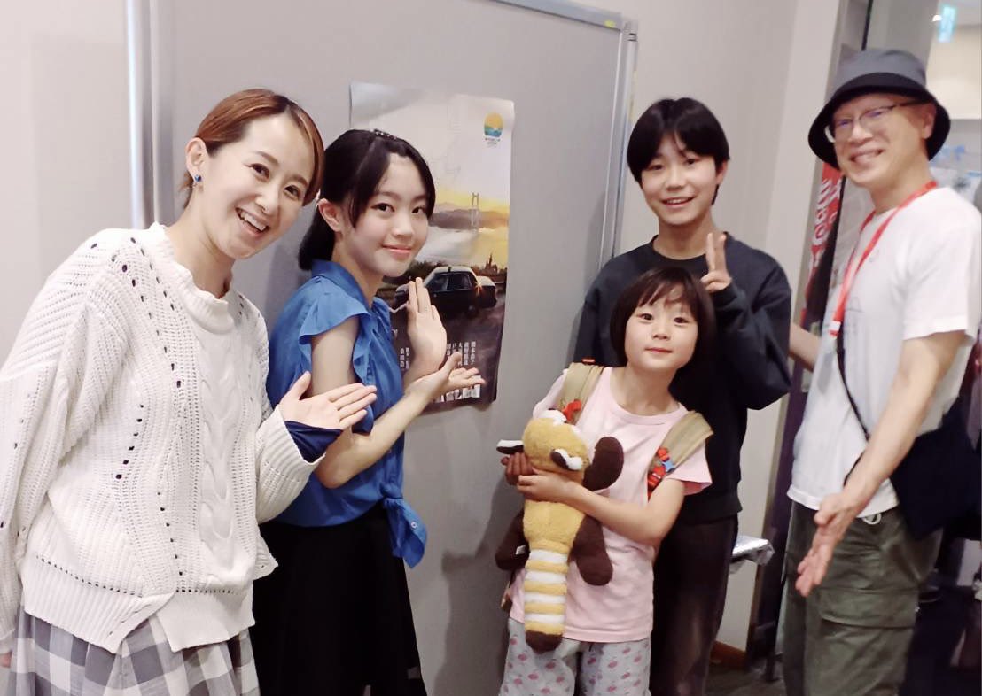 #桑田浩一監督 映画「#ドライブタクシー」

坊ちゃん（#天知上男 くん）に会えた！

感動の物語のなか、住職ファミリーの明るさと、児島の美しい風景が印象に残ります

#小野田陽一郎 さん
#清水ゆき さん
#與曽井美希 さん

舞台挨拶つき上映会、今日の当日券もあるそうです
washzan.wordpress.com