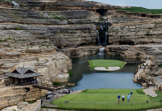 NUCLRGOLF's tweet photo. 140 to the pin… what are you hitting? 🏌️ https://t.co/W3gjoxgaSA