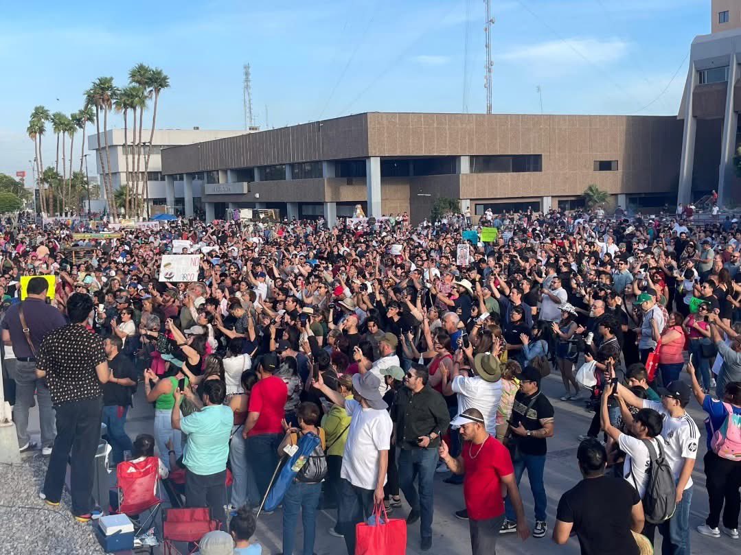 carmenleon76's tweet photo. Asi la carnita asada ciudadana en Mexicali capital de Baja California en la plaza de los 3 poderes! En manifestación vs el Gobierno de BC que encabeza Marina del Pilar. La rebelión viene de BC!  No más Corrupción e impunidad, no más inseguridad y desaparecidos!! #fuerzacachanilla #FuerzaBC #FuerzaLeon @Claudiashein @ZETATijuana @sdrednoticias @Milenio @lajornadaonline @reformanacional