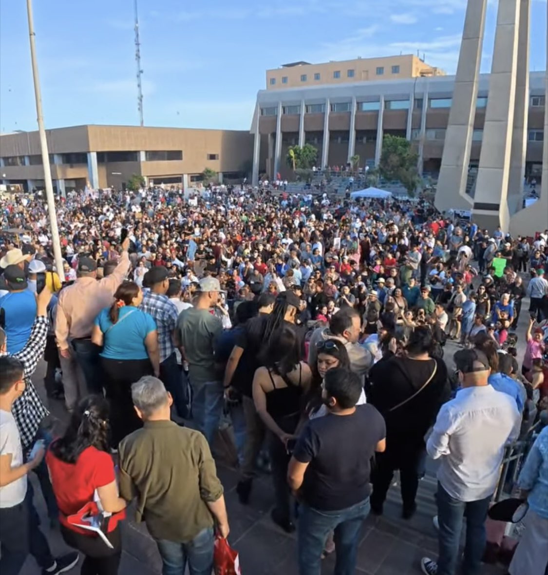 carmenleon76's tweet photo. Asi la carnita asada ciudadana en Mexicali capital de Baja California en la plaza de los 3 poderes! En manifestación vs el Gobierno de BC que encabeza Marina del Pilar. La rebelión viene de BC!  No más Corrupción e impunidad, no más inseguridad y desaparecidos!! #fuerzacachanilla #FuerzaBC #FuerzaLeon @Claudiashein @ZETATijuana @sdrednoticias @Milenio @lajornadaonline @reformanacional