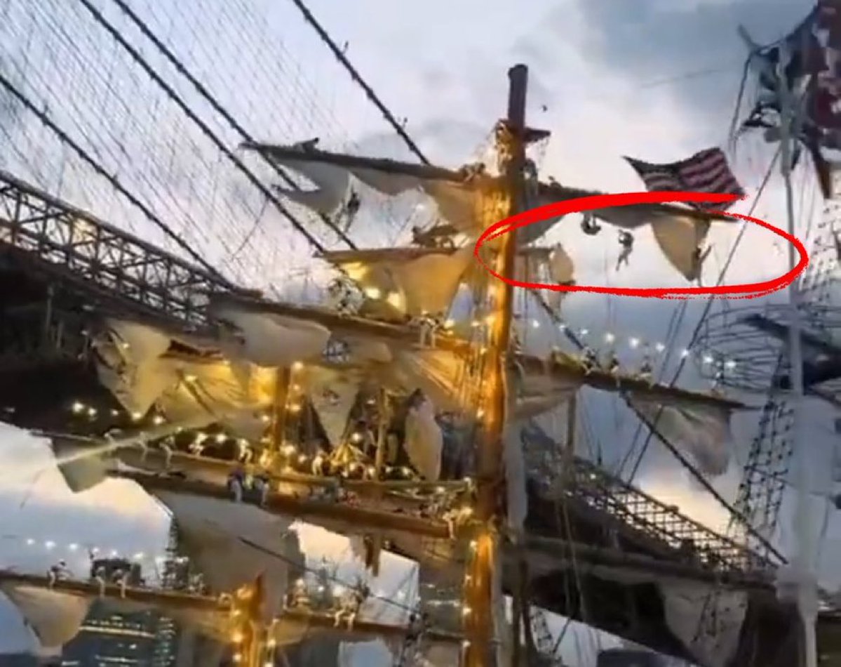 JoelHDYT's tweet image. #URGENTE ‼️ #ÚLTIMAHORA 🚨
🇺🇸 #EEUU | 🗽 #NYC | El barco de la Armada mexicana que se estrelló contra el Puente de #Brooklyn en #NuevaYork tenía gente en los mástiles.