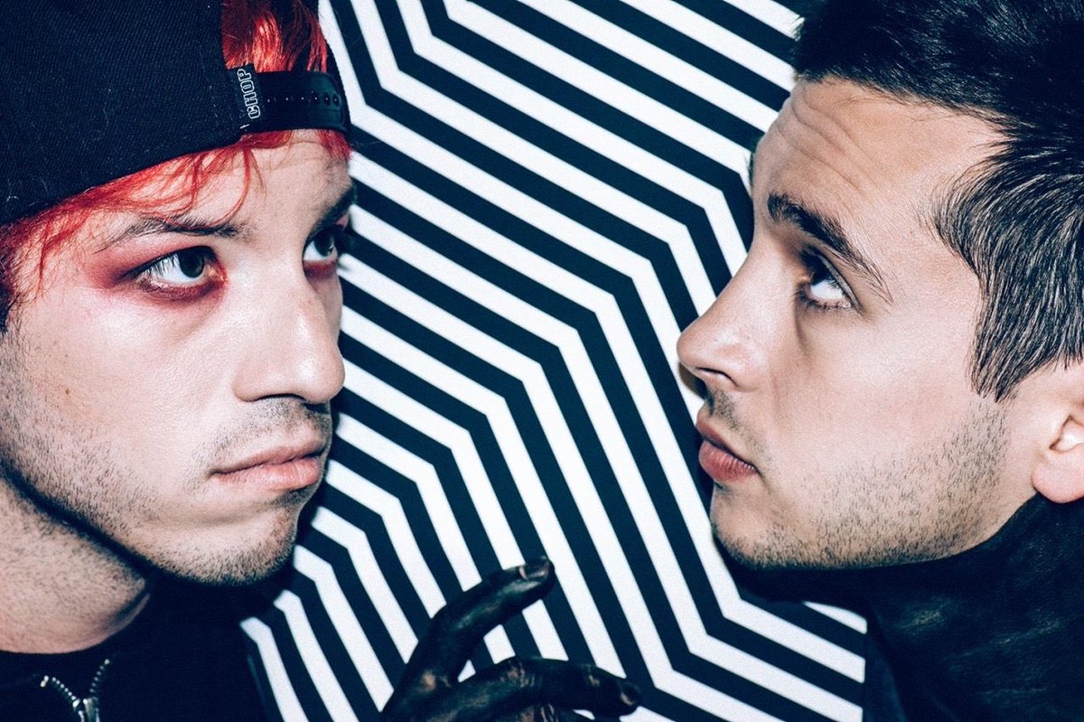 blurryjoji's tweet image. el día en que tyler y josh vuelvan a maquillarse los ojos renacerán mil hadas