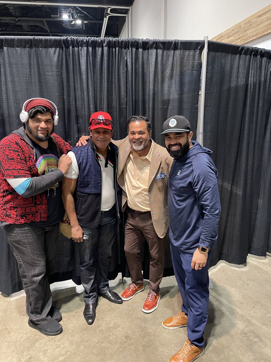 Los Guillens and the Sosa’s.
It was great seeing the legend and his son. So happy to see Sammy back in Chicago. One of our all-time
Favorite players. Not many have worn both the White Sox and the Cubs Uniforms. Sammy did a lot for baseball, Latin America, and Chicago!