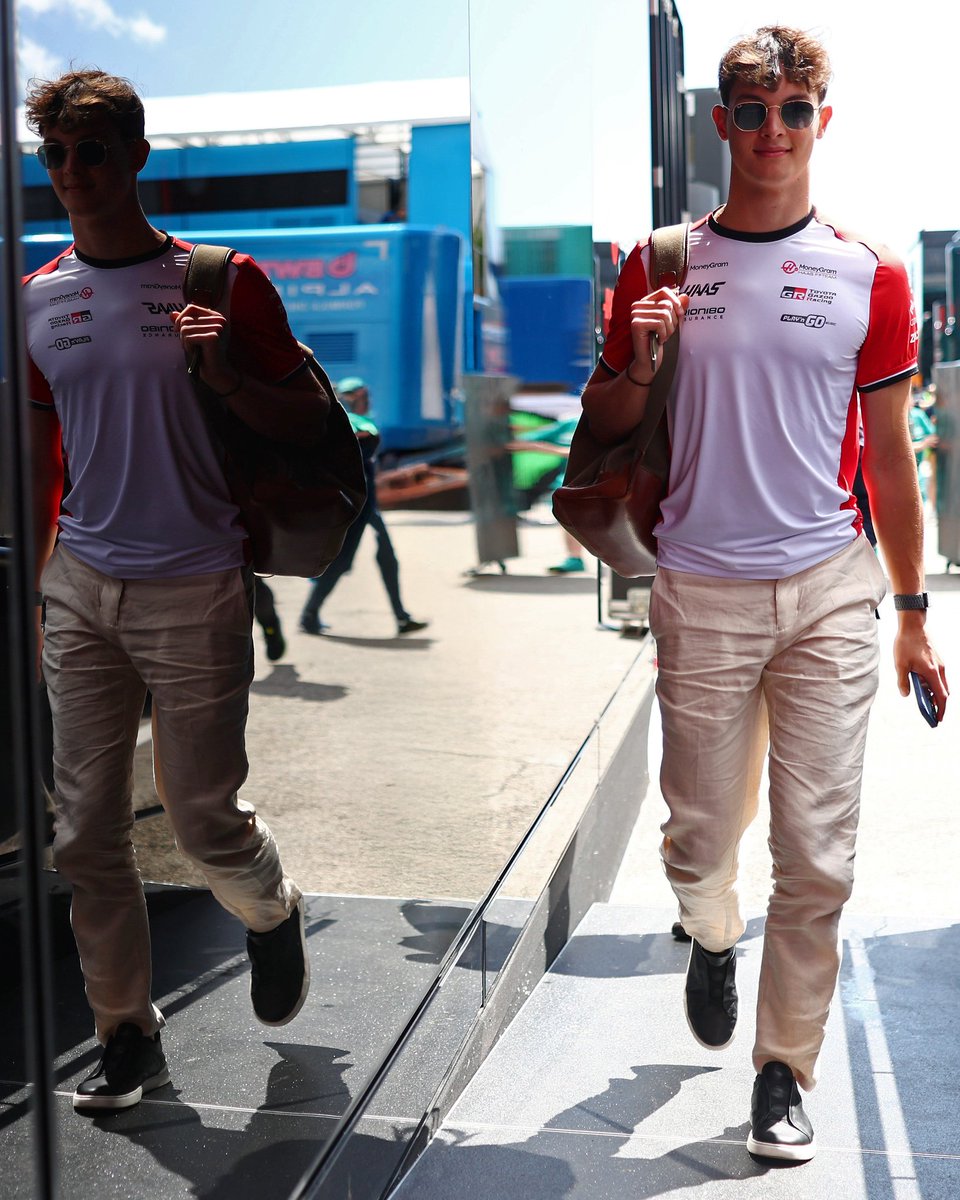 Fashion first, Free Practice later 😎👌

Bearcon rocking a new top for the weekend 🇮🇹

#HaasF1RP #F1RPImolaGP