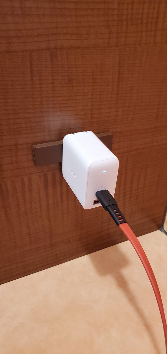 miwaabcc's tweet photo. @AUKEY_jp さんのキャンペーンで当たったUSB充電器届いたで！

よく見たらメインで今使ってるのもAUKEYさんのUSBのやつだったわ。
名古屋行った時に手持ちの充電器でWIN Maxが充電出来ず、やむを得ずビックカメラで買ったんだったわ https://t.co/msiwnsBctP