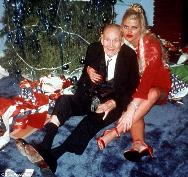 historyinmemes's tweet image. In 2014 Anna Nicole Smith's estate failed in its final bid to obtain $44m from the estate of J. Howard Marshall whom Smith had married when he was 89 &amp;amp; she was 26. The oil tycoon died the next year &amp;amp; left his $1.6b estate to his son &amp;amp; nothing to Smith despite her claim he had…