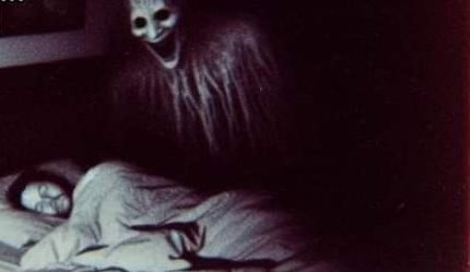 Siempre creí que fallecer mientras duermes es la mejor manera de morir .
Pero nunca tuve en cuenta que eso implica a qué si morias en una pesadilla quedarías atrapado por siempre en ella .

#CementerioDelAlma