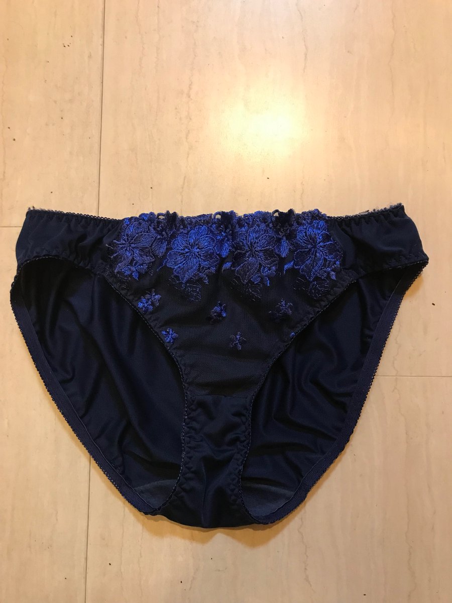 いつもの紺色。
縦にしっかり汚れあり。