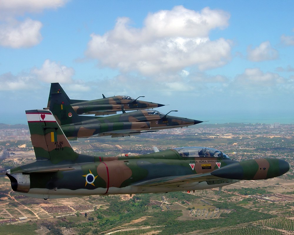 sentandoapua's tweet photo. Caças F-5E (FAB 4829 e 4436) e AT-26 (FAB 4473) sobrevoando a cidade de Natal (RN). 2003. Acervo Bruno Pedra
#aviação #militar #FAB #AT26 #F5E #Natal @fab_oficial https://t.co/k189yB57i6