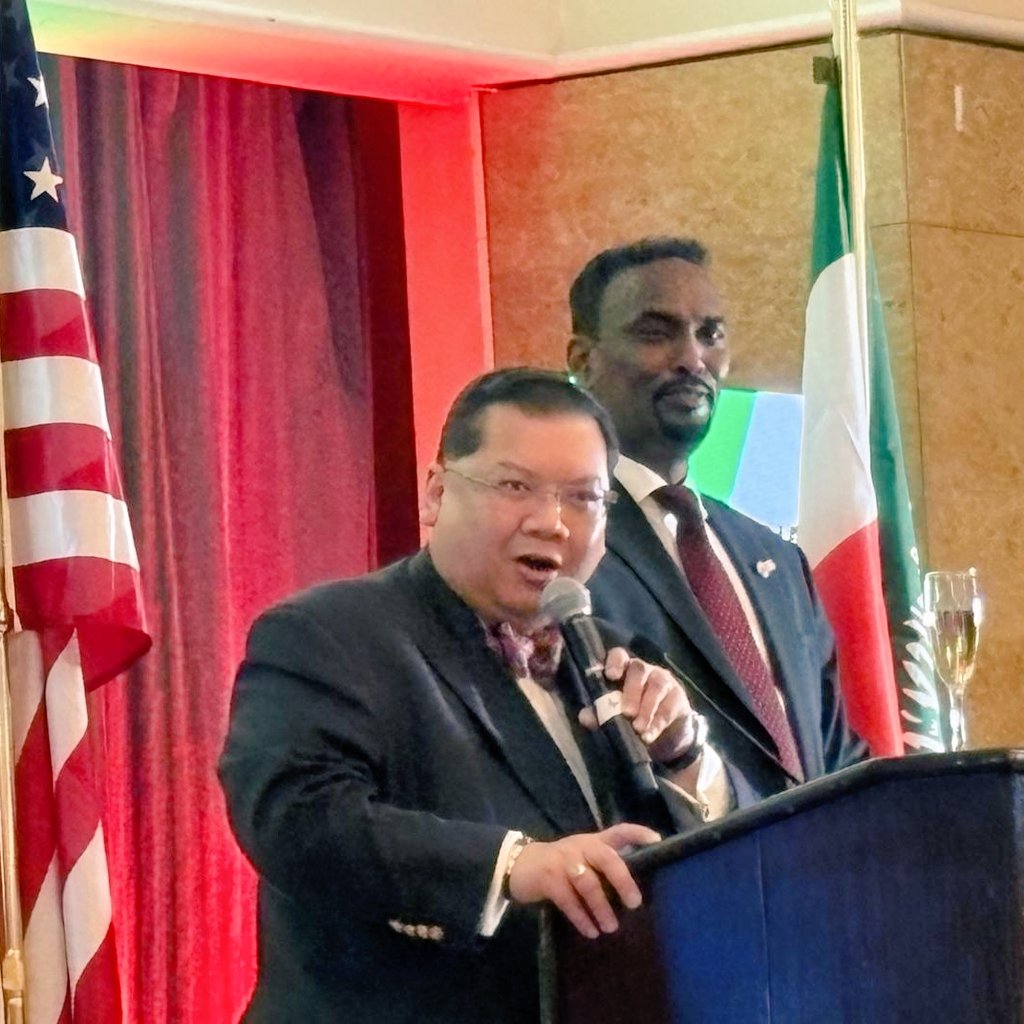 Thanks to <a href="/min_abdirahman/">Abdirahman Dahir Adam</a>, <a href="/baruud/">Bashir Goth</a> &amp; <a href="/SomalilandUS/">SomalilandUSA</a> for the honor of proposing the toast to both the #USA🇺🇲 &amp; the Rep. of #Somaliland at the celebration in DC this evening of the 34th anniversary of Somaliland reclaiming its independence &amp; building a peaceful, democratic polity.
