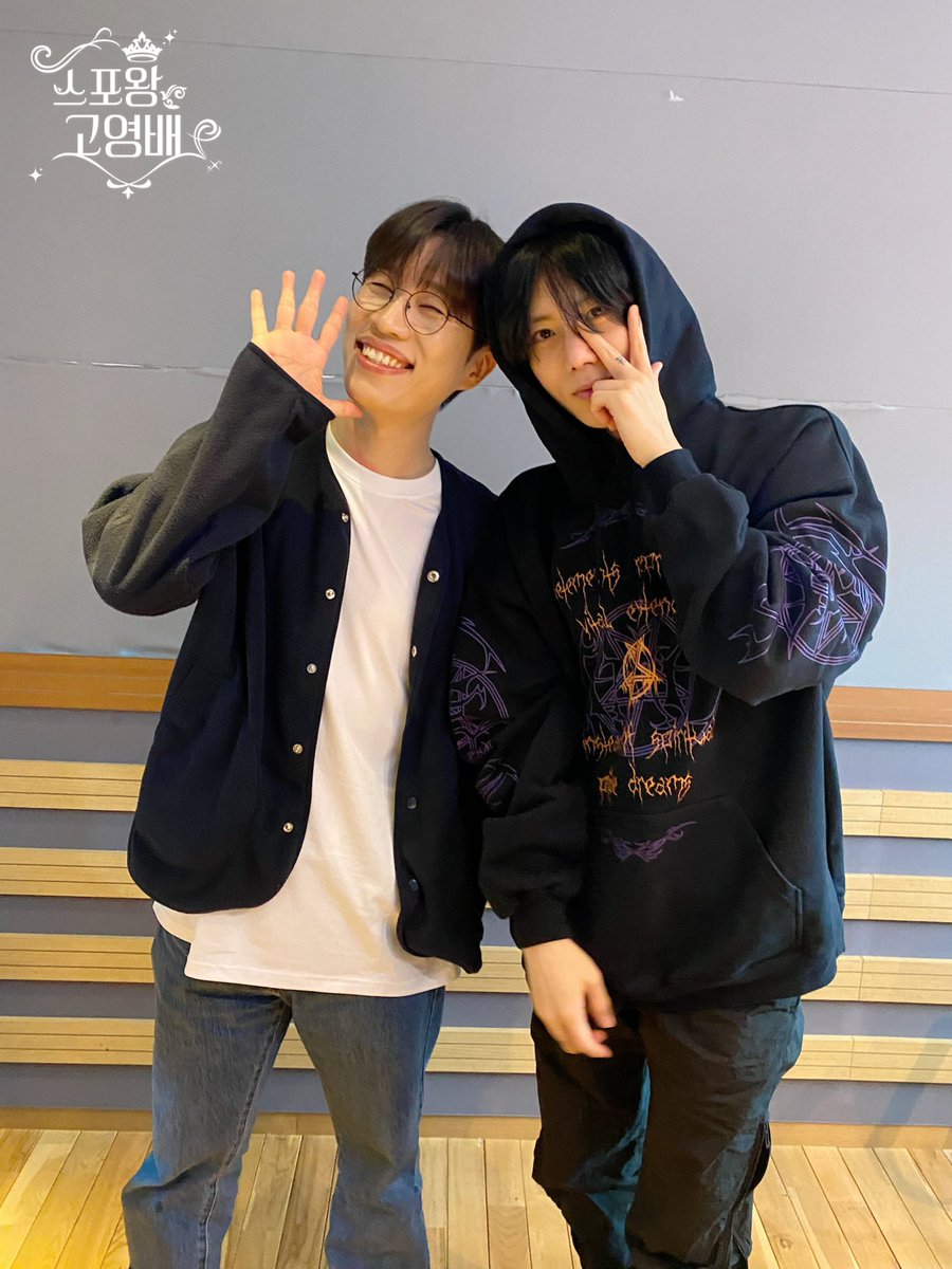 스포왕 고영배 183회차 방송 세줄 스포🍔

1. 장현승 “퇴폐미? 주변 사람들에겐 귀염둥이”
2. 스포왕과 장현승, 햄버거에 진심인 두 뮤지션의 취향 토크!
3. 연하남이 짝사랑하는 누나에게 남자로 보일 수 있는 꿀팁💗