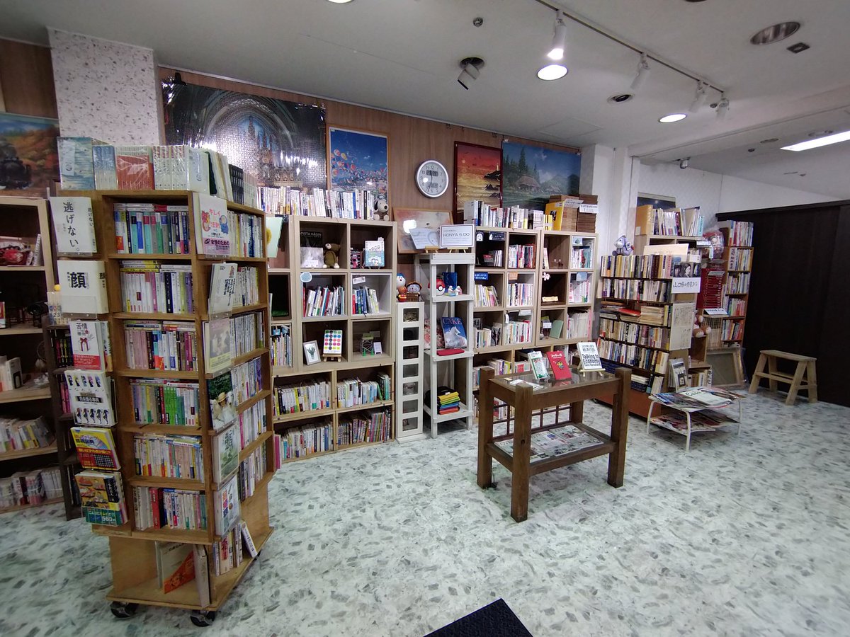 baumkokoro's tweet photo. 皆さん、今日はあちこちで運動会が開かれてますよ!
HONYAらDOお店番のばうむやです🌳
行楽の移動中に、運動の後の一休みの時間にくつろぐ一冊を探しにお立ち寄りください!
新しい棚主さんの本も楽しみてすね！
@honyaradojp https://t.co/4AB9de1uTG