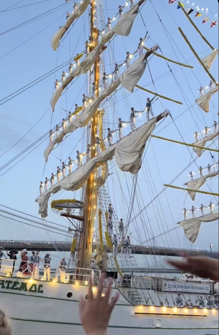 sanandrios's tweet image. Mexican Navy ship Cuauhtémoc had dozens of sailors in the masts of the ship when it crashed into the Brooklyn Bridge.
They were celebrating the end of naval cadets' training.