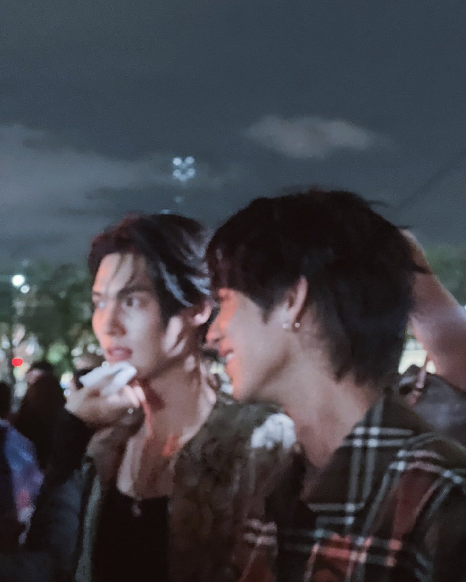 aompinta's tweet photo. ไบร์ทวินมันคุยกันรู้เรื่องมั้ยไม่รู้นะ แต่มันหันมายิ้ม มาขำกันตลอด โคตรจะน่ารัก #ไบร์ทวิน  https://t.co/B9Rndh2yCP