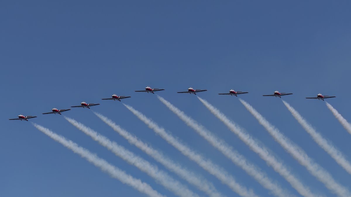 jcollis01's tweet photo. I think I finally have my ducks in row!
Well actually I have my Snowbirds in a row ๐
Spring is officially here when the birds are in Comox.
#CFSnowbirds @CFSnowbirds #aviation #comox #vancouverisland #springtraining #photography https://t.co/URCrYkirnH