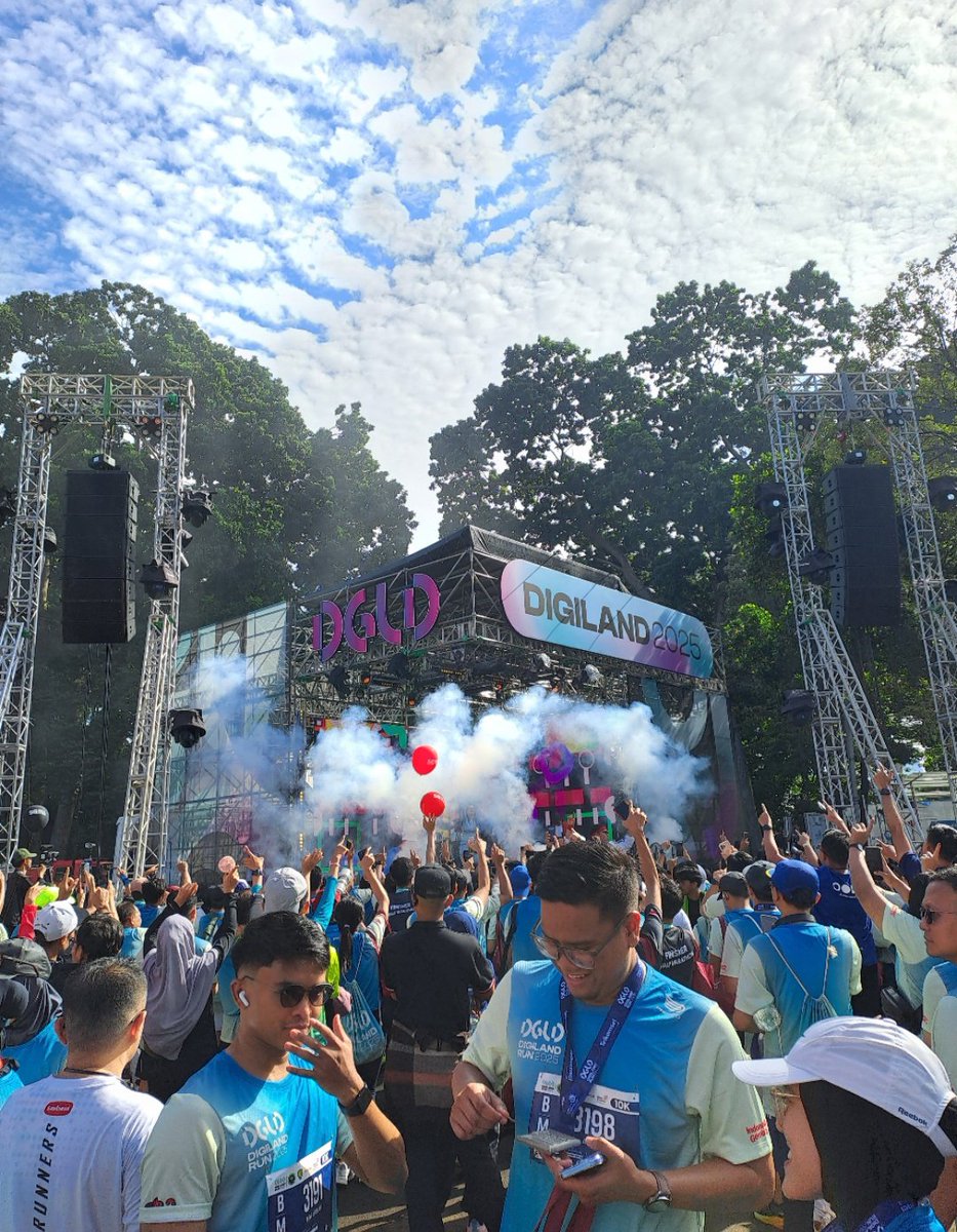 ternyata jerseynya #TelkomselDigilandRun2025 ini bukan cuma keren! tapi ramah lingkungan juga!! karna dibuat dari bahan daur ulang yang eco-friendly, tetap ringan, dan udah standar world athletics dongg!!