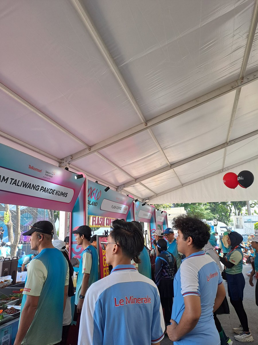 Paling suka banget booth makanan apalagi jajan di #TelkomselDigilandRun2025 🤤. Makanannya enak-enak pula. Abis lari, langsung isi tenaga lagi. Biar nunggu nanti malam buat have fun bareng Sheila on 7 🎤✨