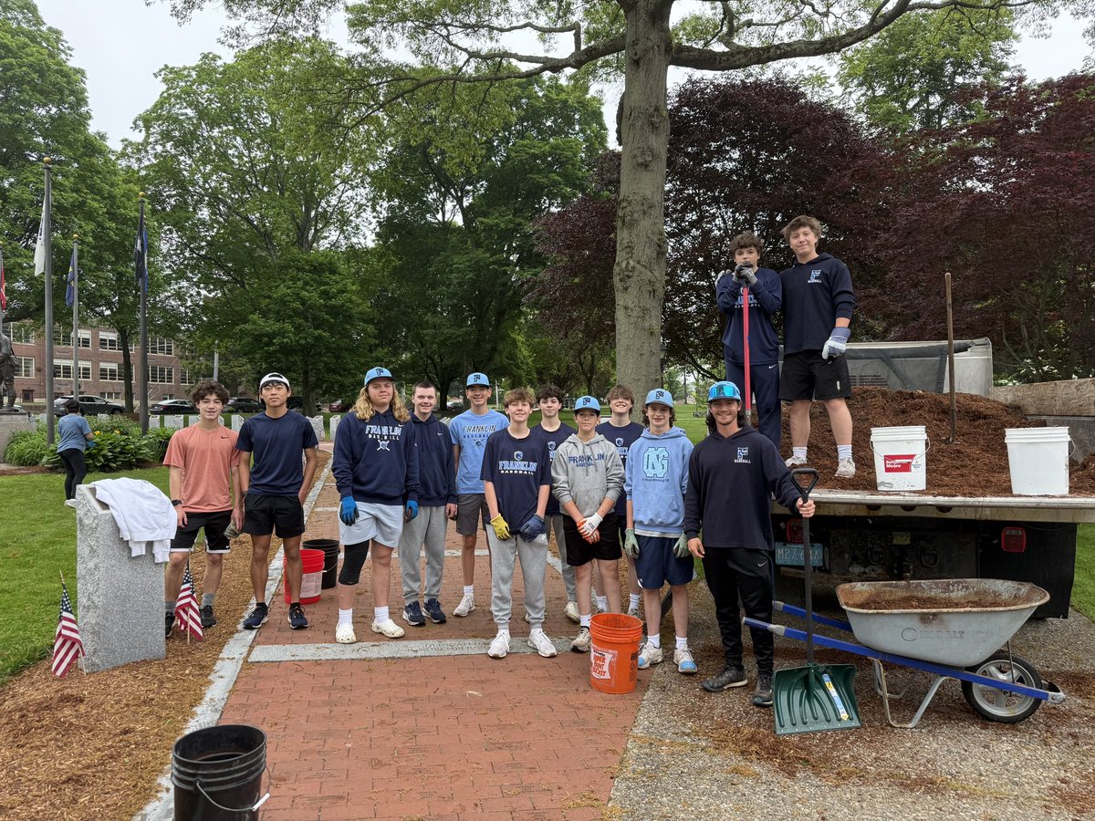 Proud of all the players in our program that took time out of their busy schedules to give back to our amazing community. The downtown beautification project is a great way for our program to say,”Thank you!” Great work today, men! Way to represent!
#PantherPride #FranklinForever