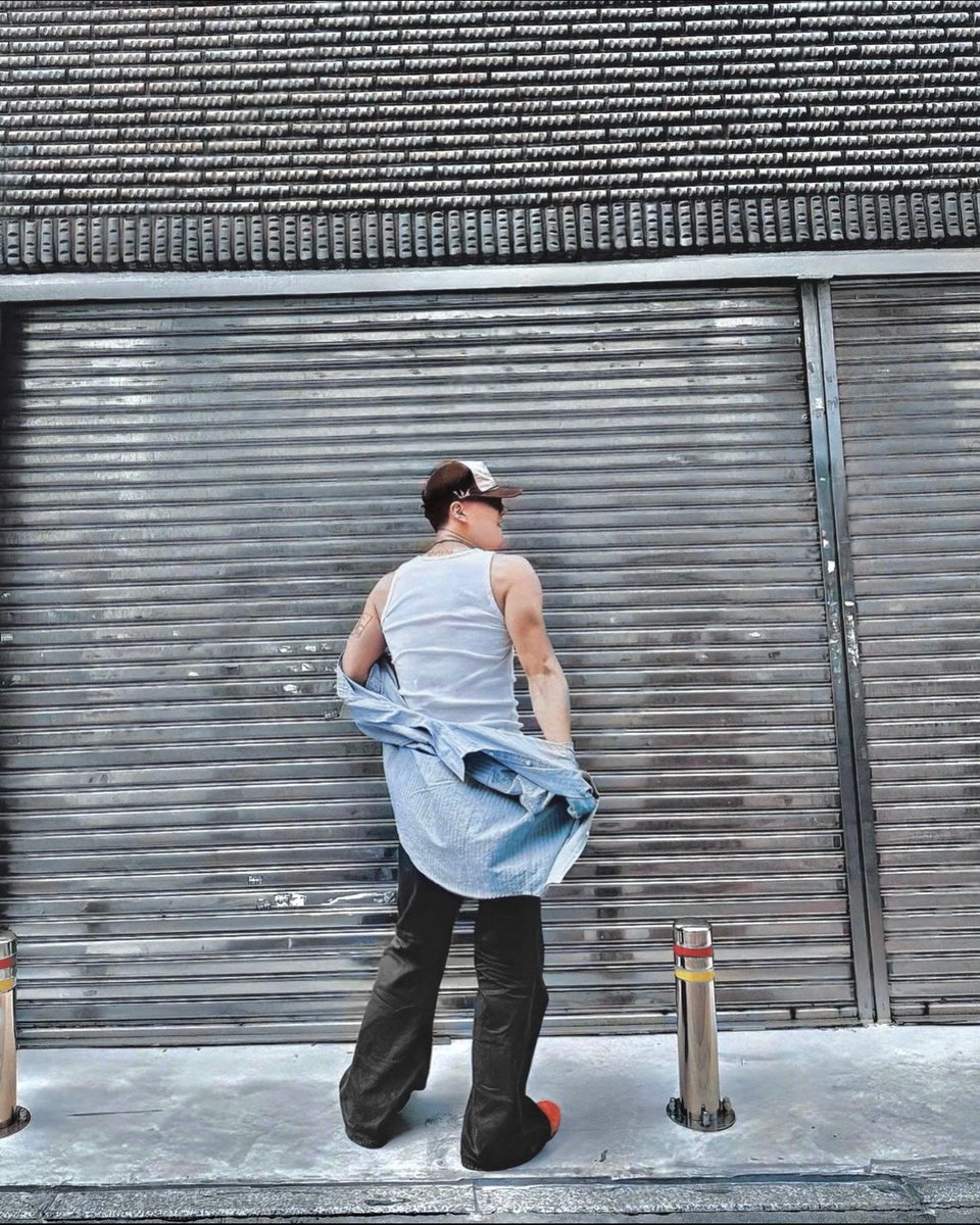 “he made it bnw so we don’t go crazy” yeah good morning all