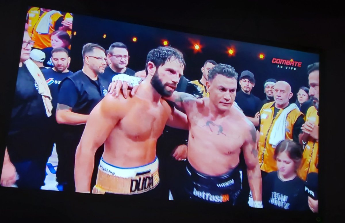 eng_joice's tweet image. Duda Nagle saiu do ring com o côro mais quente que tambor de roda de jongo, mas pra surpresa de geral, foi sujeito homem! #FMSnoCombate #Combate
